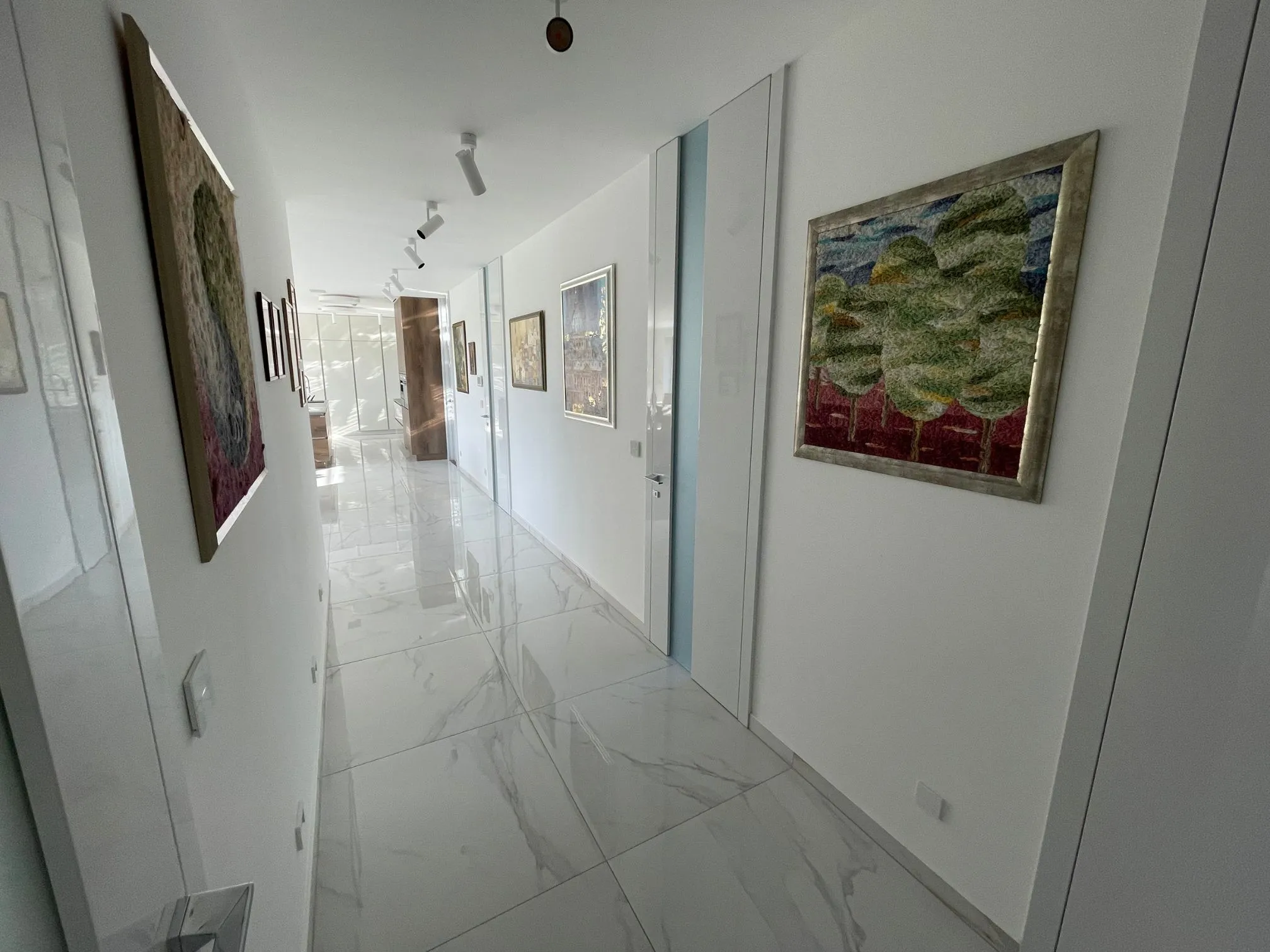 Feng Shui chodba – bílý interiér s obrazy a energií čistoty