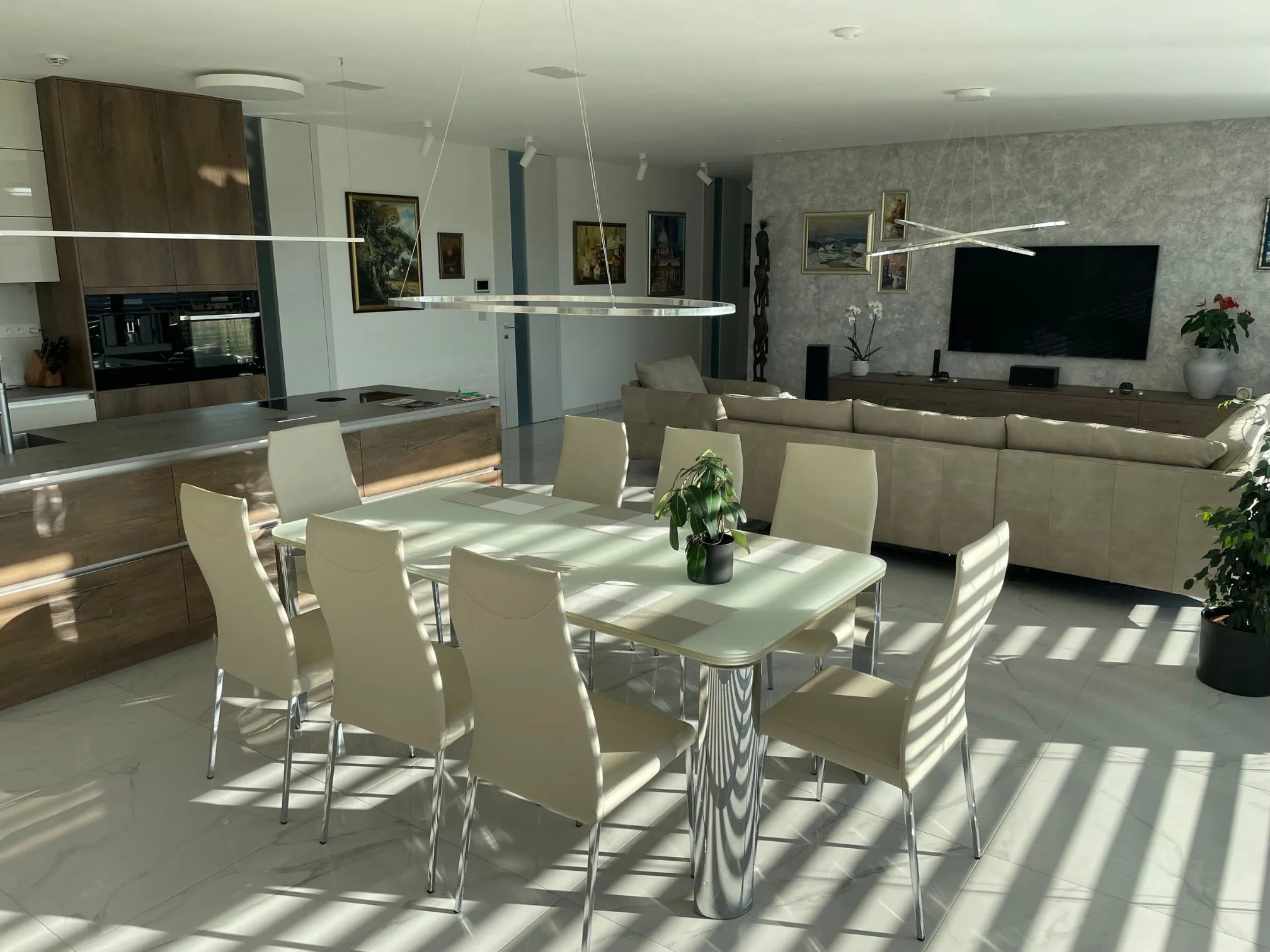 Obývací pokoj s jídelnou – Feng Shui propojení rodiny a hojnosti