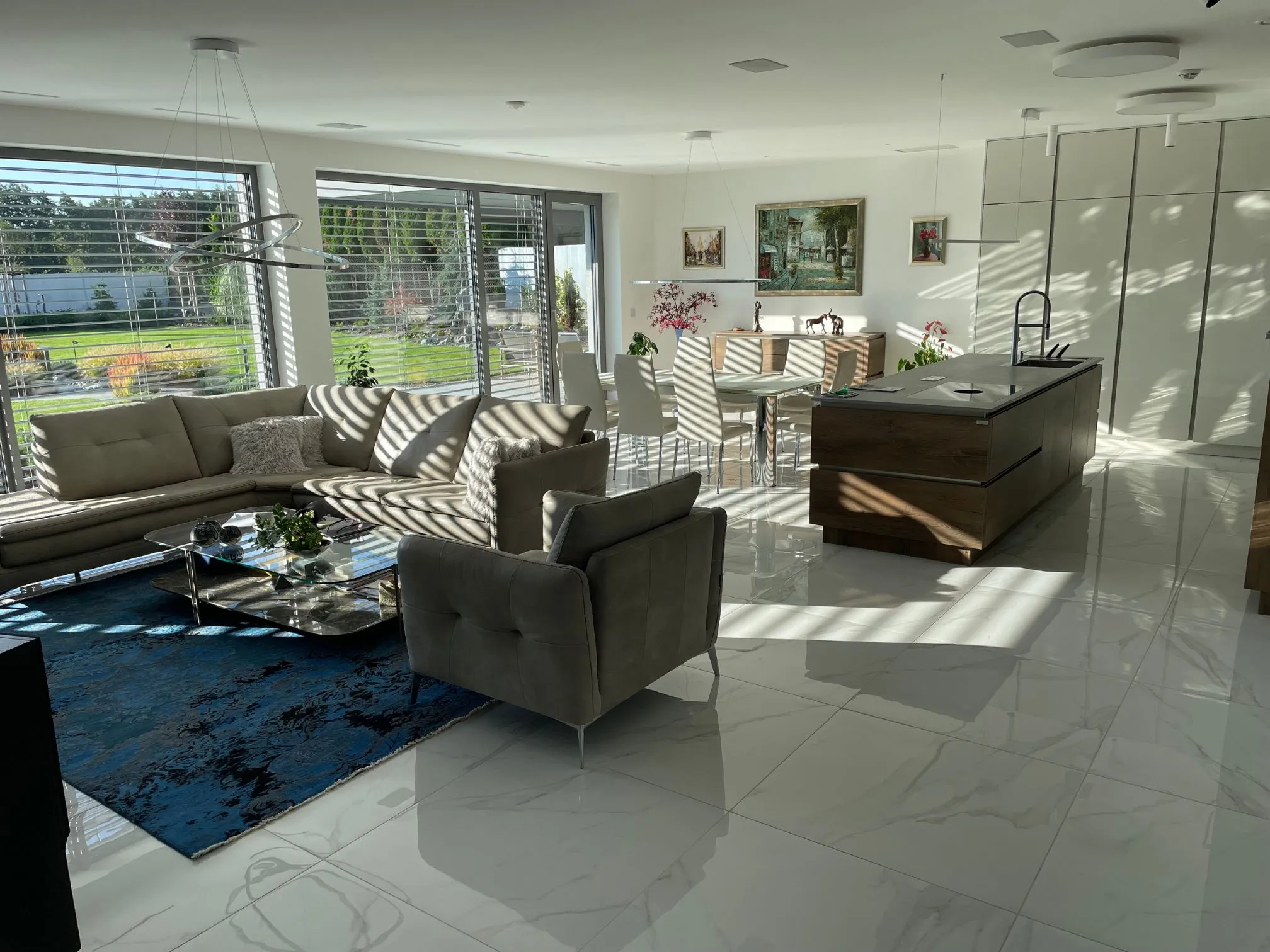 Světlý obývací pokoj s kuchyní – Feng Shui proudění energie a světla