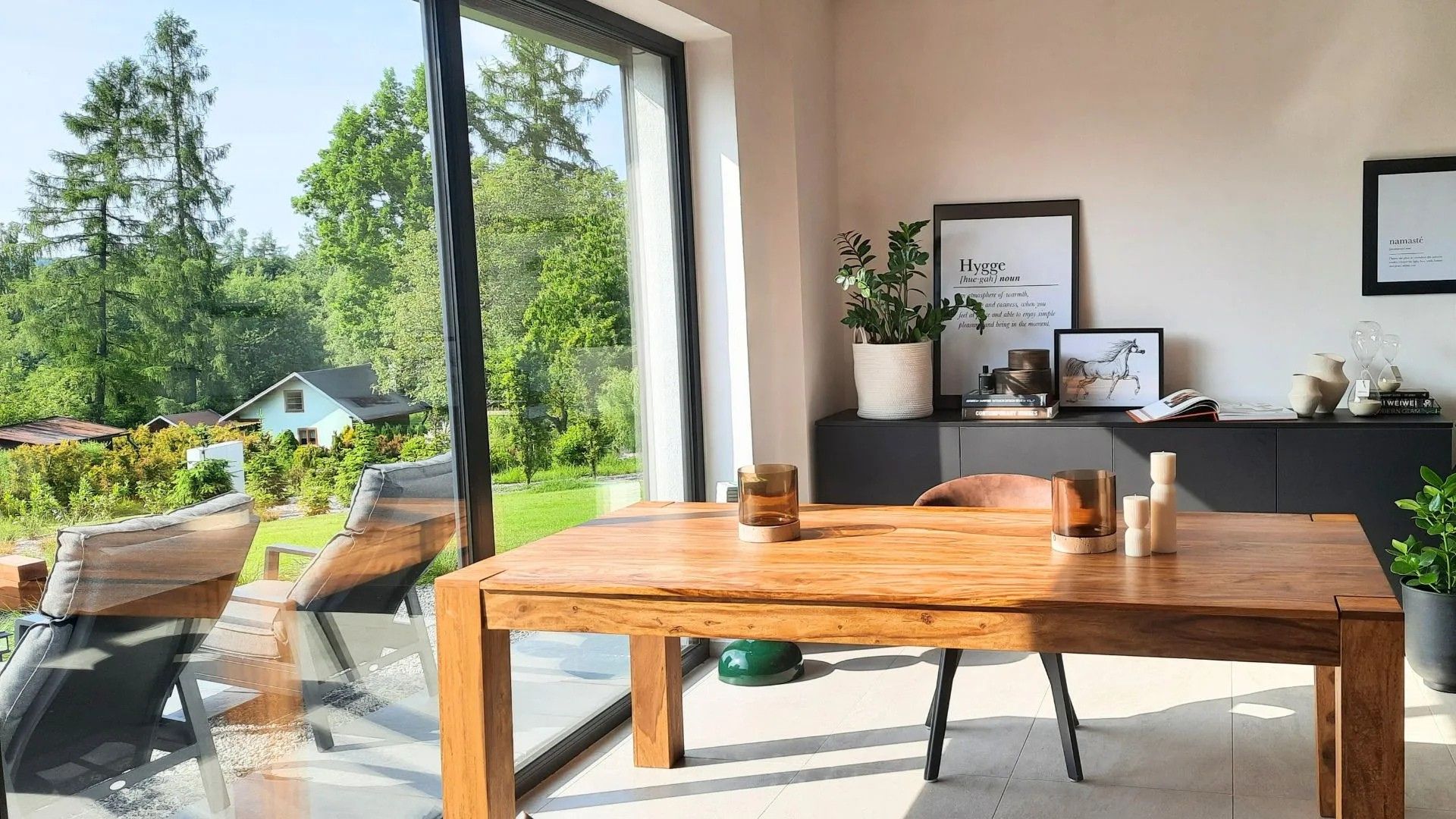 Výhled z jídelny do zahrady – japandi interiér na Vysočině Výhled z jídelny do zahrady – japandi interiér na Vysočině